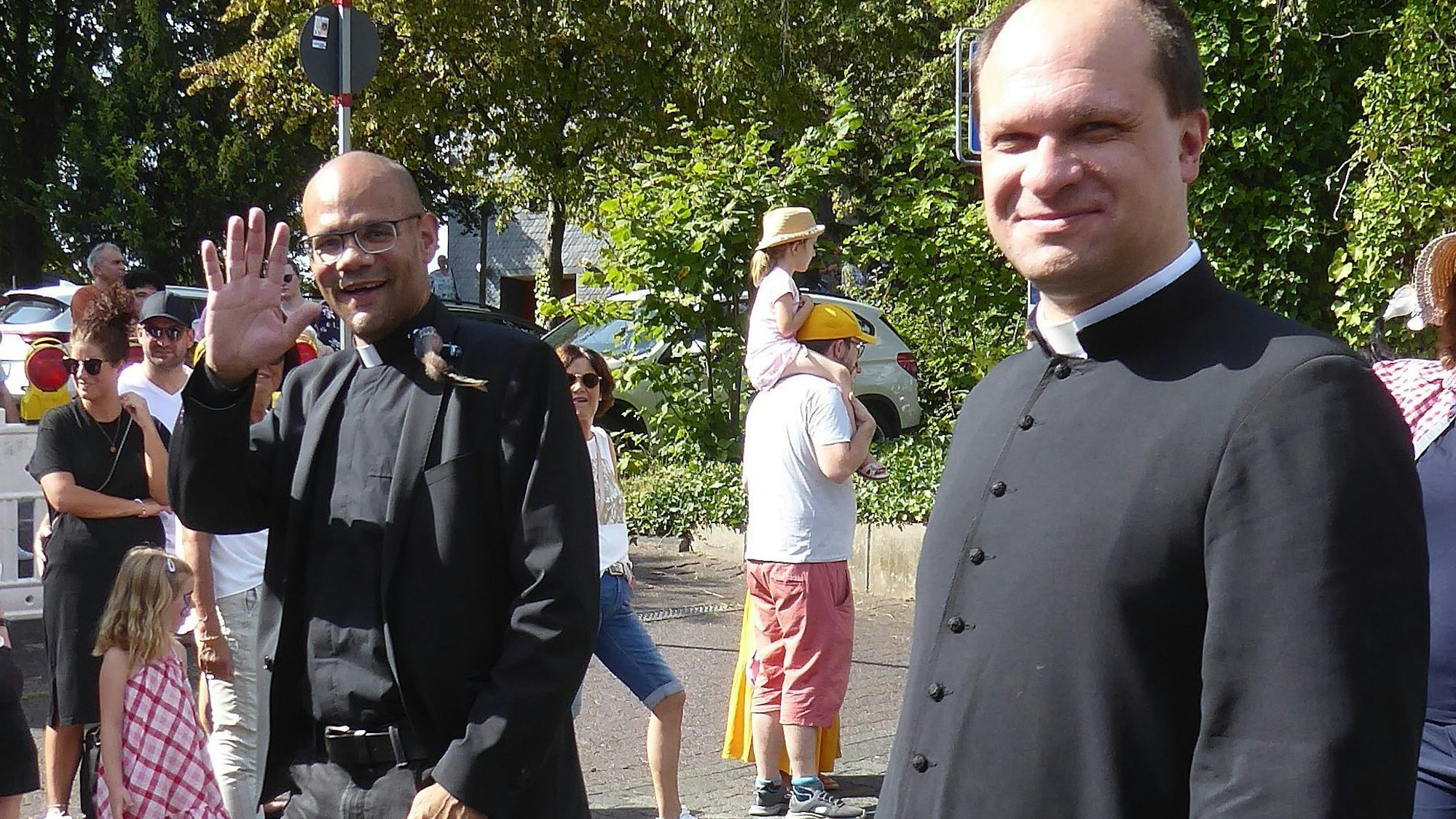 Das Erzbistum Köln hat den Morsbacher Pfarrer Tobias Zöller (links), hier beim Erntedankfest in der Ortschaft Lichtenberg, freigestellt. Ihn vertritt für die Dauer der Ermittlungen Kaplan Markus Brandt (rechts).