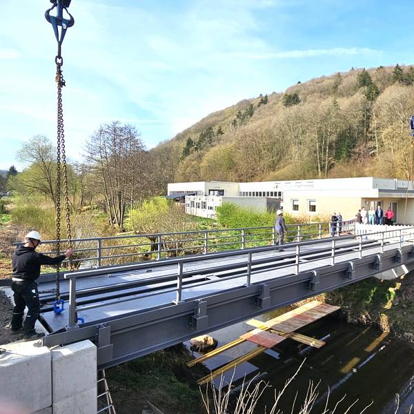 Blick auf die frisch eingesetzt Stahlbrücke.