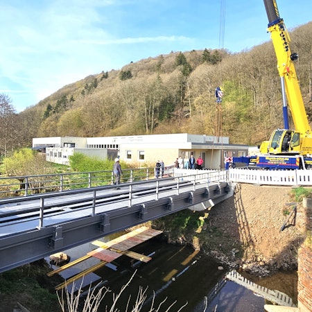 Blick auf die frisch eingesetzt Stahlbrücke.