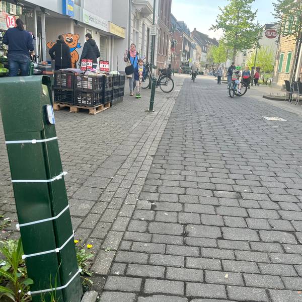 Säule mit Kabelbindern