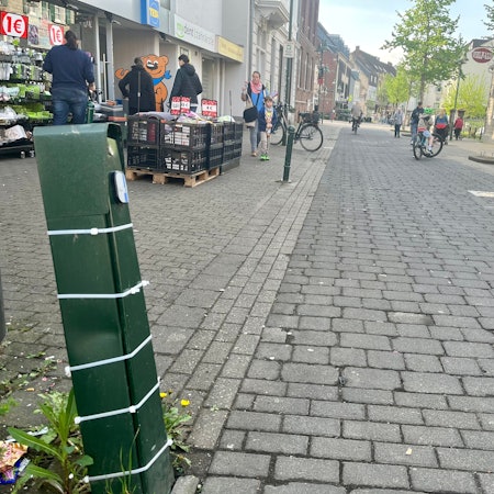 Säule mit Kabelbindern