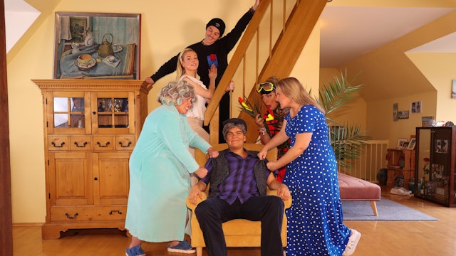 Das Bild zeigt das Schauspiel-Ensemble während einer Probe.