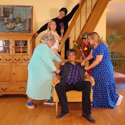 Das Bild zeigt das Schauspiel-Ensemble während einer Probe.