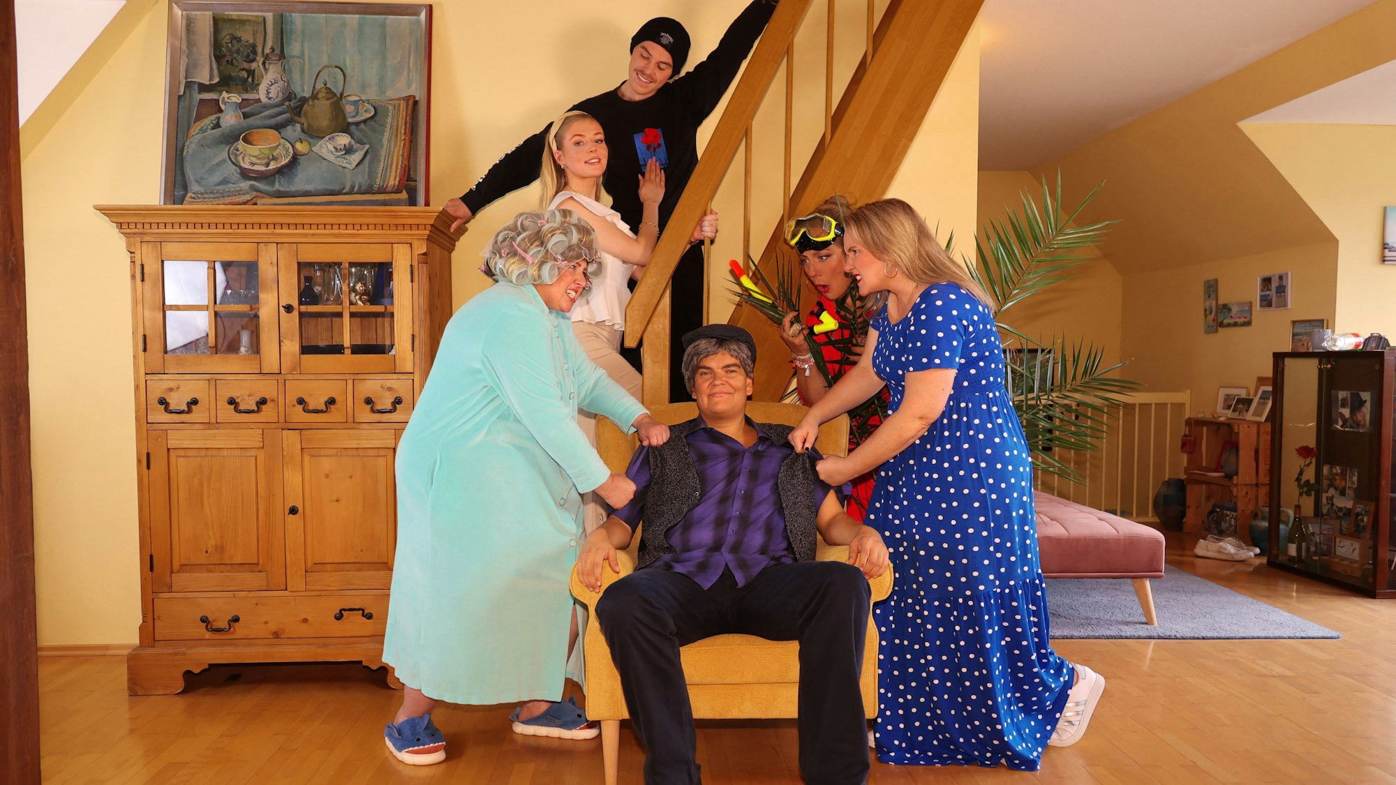 Das Bild zeigt das Schauspiel-Ensemble während einer Probe.