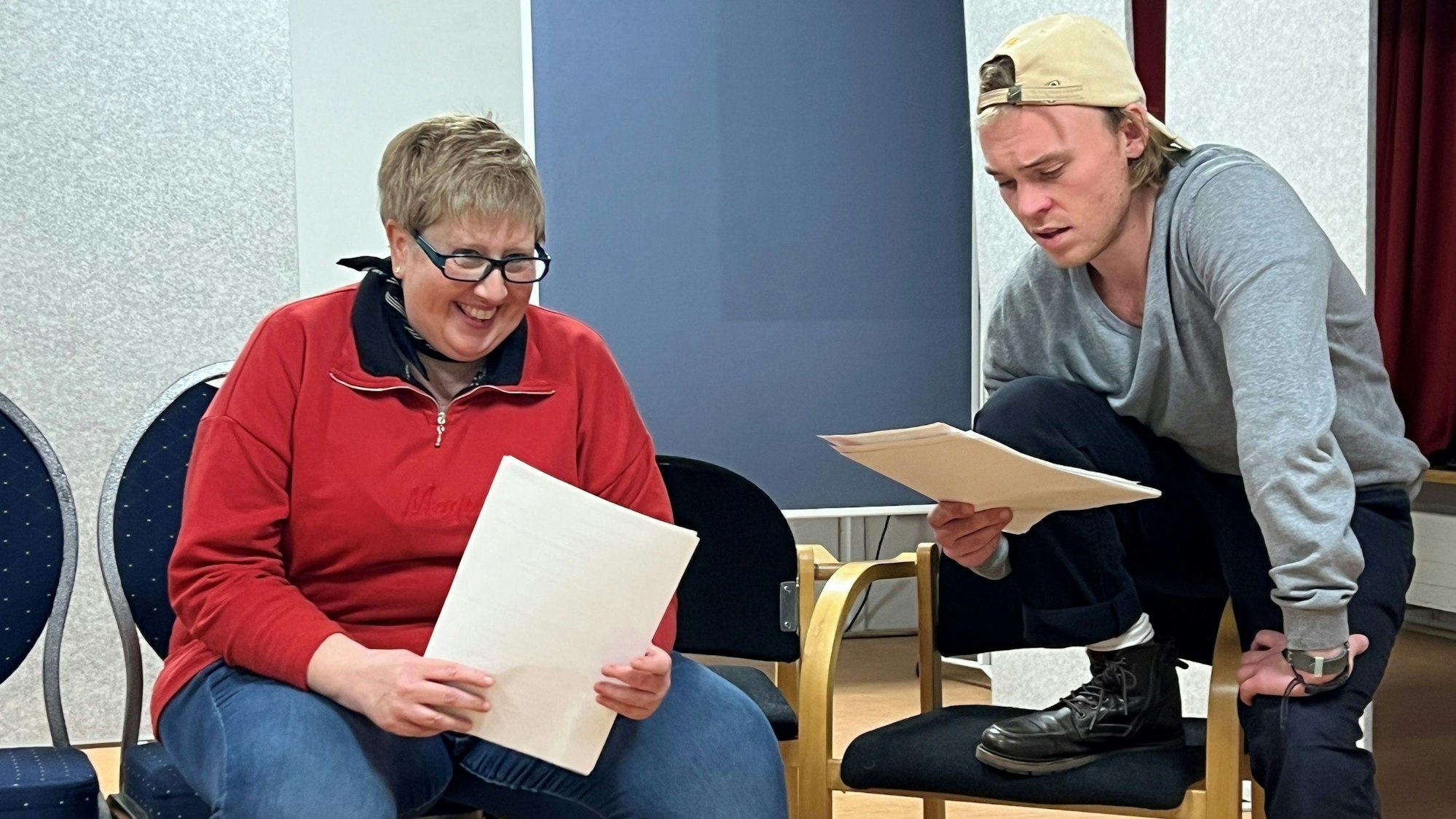 Das Bild zeigt zwei Schauspieler des Ensembles bei einer Probe.