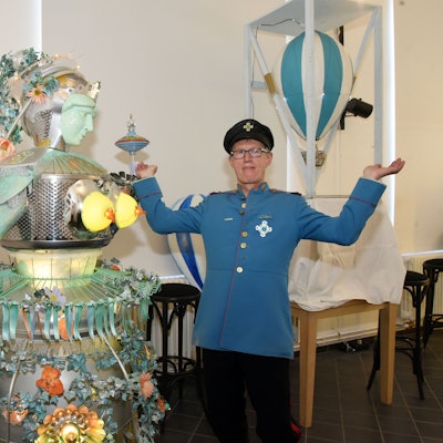 Das Foto zeigt den Künstler Johannes Gehrke mit einer seiner Figuren.