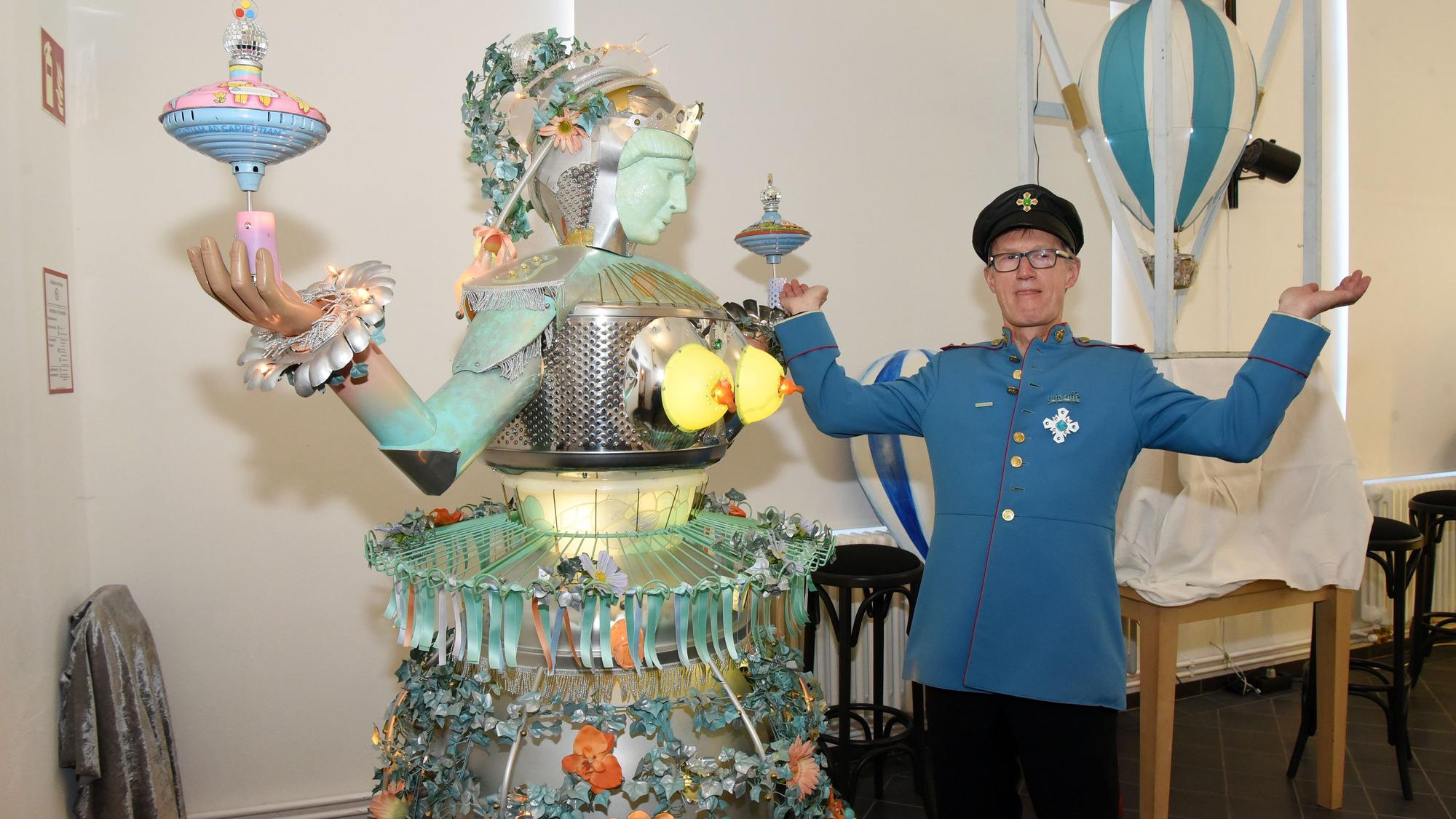 Das Foto zeigt den Künstler Johannes Gehrke mit einer seiner Figuren.