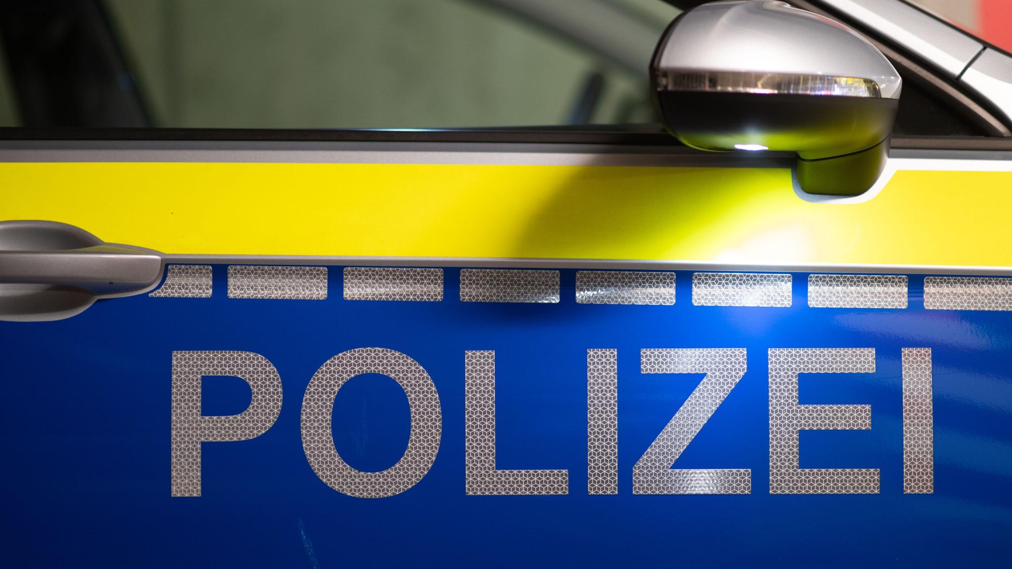 Das Wort Polizei ist auf der Tür eines Polizeiautos zu lesen. (Symbolfoto)