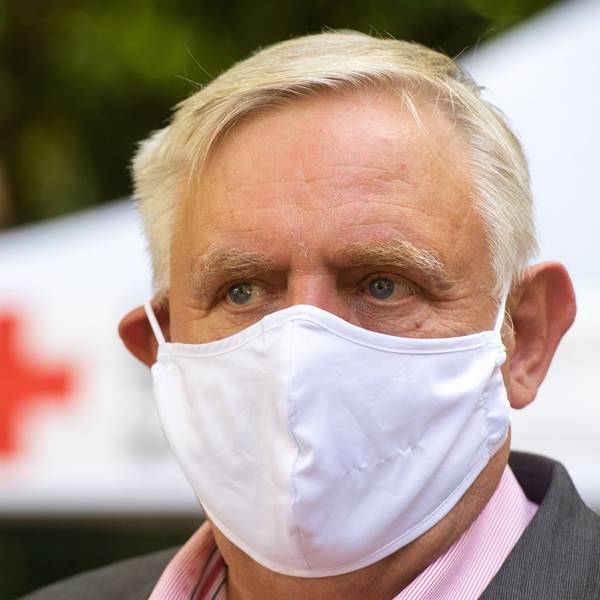 Sommer 2022: Mit Mundschutz besucht Karl-Josef Laumann (CDU), Gesundheitsminister von Nordrhein-Westfalen, ein Corona-Testzentrum in Oelde.