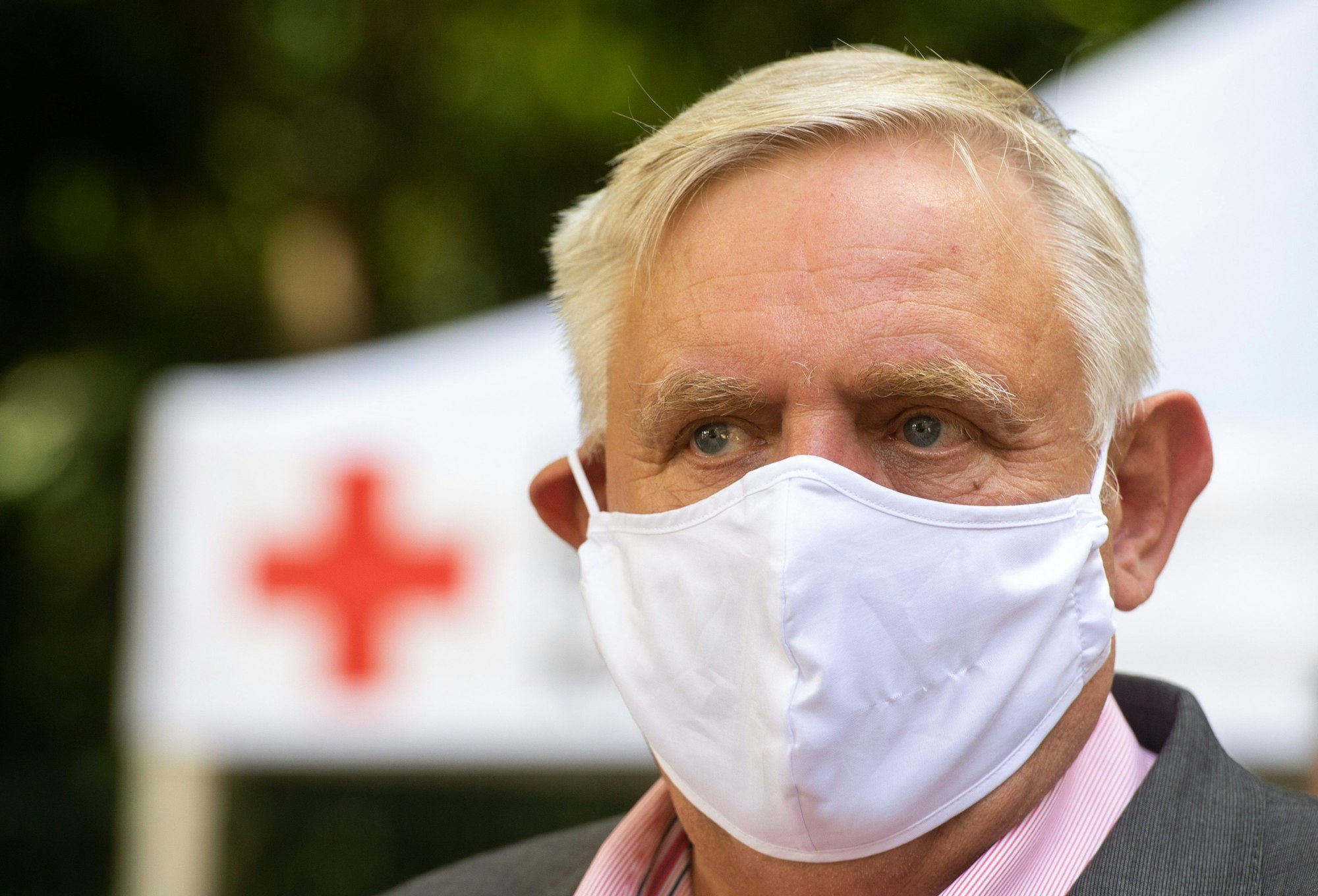 Sommer 2022: Mit Mundschutz besucht Karl-Josef Laumann (CDU), Gesundheitsminister von Nordrhein-Westfalen, ein Corona-Testzentrum in Oelde.