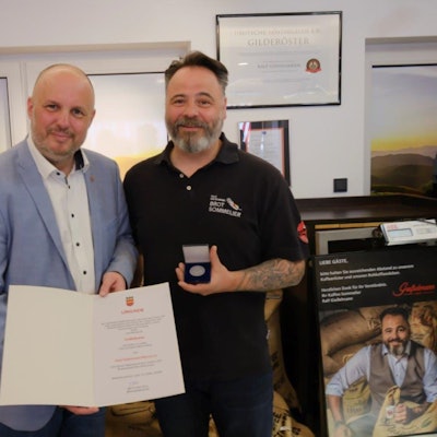 Urkunde und Medaille überreicht Bürgermeister Matthias Thul an Bäckermeister Ralf Gießelmann.