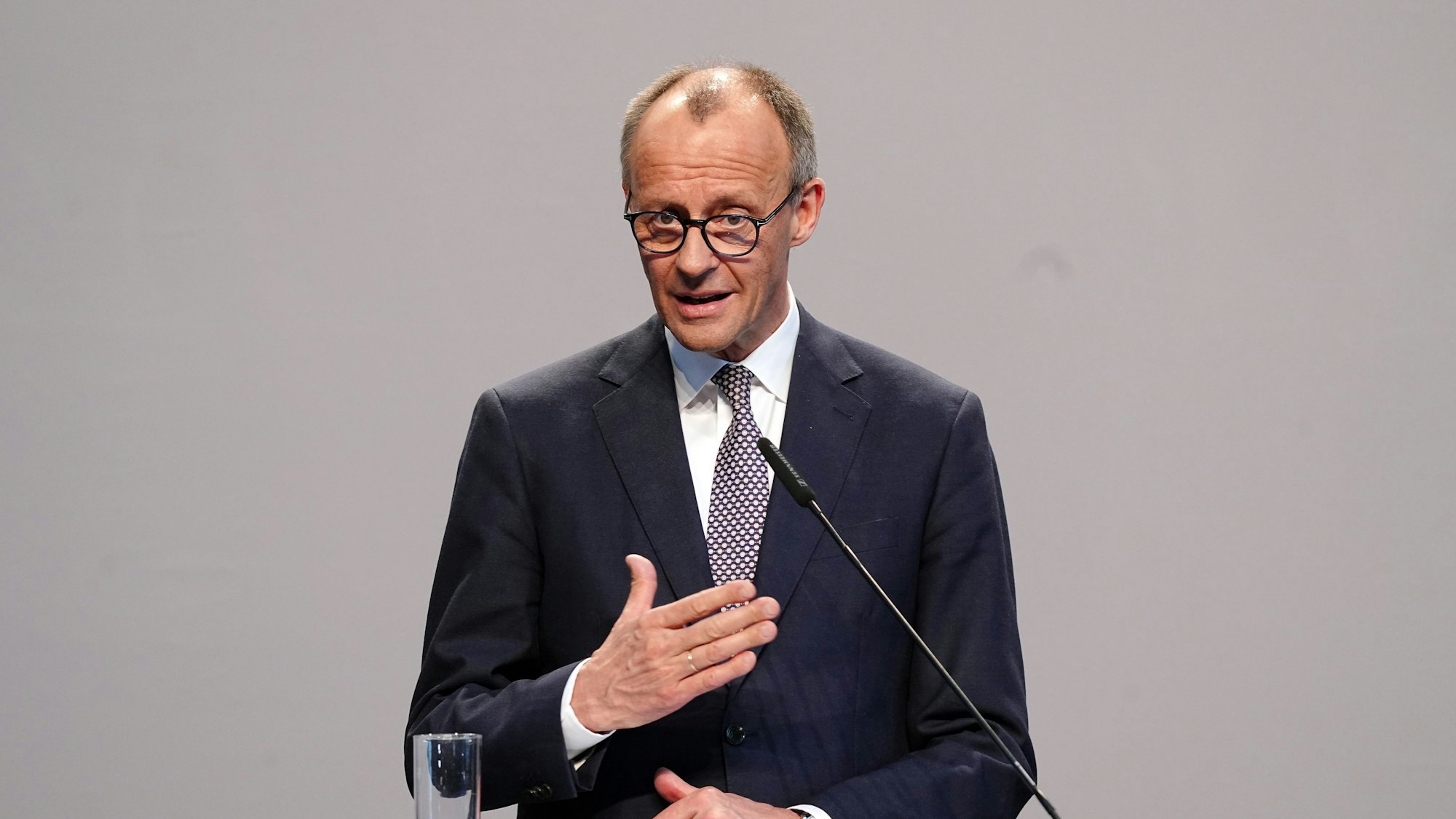 Friedrich Merz, Unions-Kanzlerkandidat und CDU-Bundesvorsitzender, spricht bei einer Pressekonferenz der Parteivorsitzenden von Union und SPD zur Vorstellung des Koalitionsvertrages im Paul-Löbe-Haus. (Archivbild)