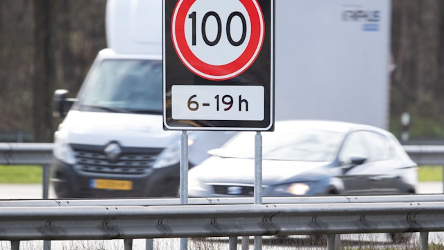 Tempo 100 von 6 bis 19 Uhr steht auf einem Verkehrsschild auf einer Autobahn an der Grenze zwischen den Niederlanden und Deutschland.