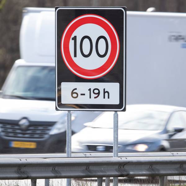 Tempo 100 von 6 bis 19 Uhr steht auf einem Verkehrsschild auf einer Autobahn an der Grenze zwischen den Niederlanden und Deutschland.
