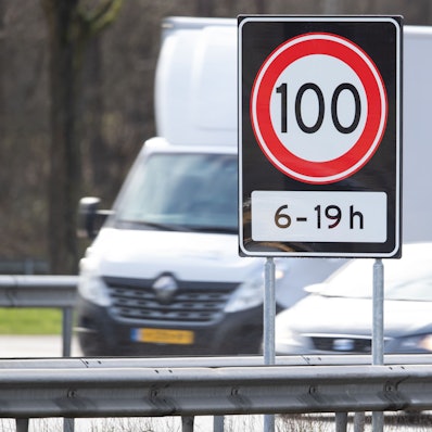 Tempo 100 von 6 bis 19 Uhr steht auf einem Verkehrsschild auf einer Autobahn an der Grenze zwischen den Niederlanden und Deutschland.