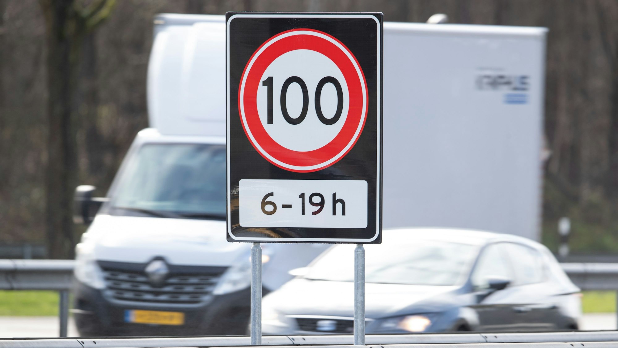 Tempo 100 von 6 bis 19 Uhr steht auf einem Verkehrsschild auf einer Autobahn an der Grenze zwischen den Niederlanden und Deutschland.