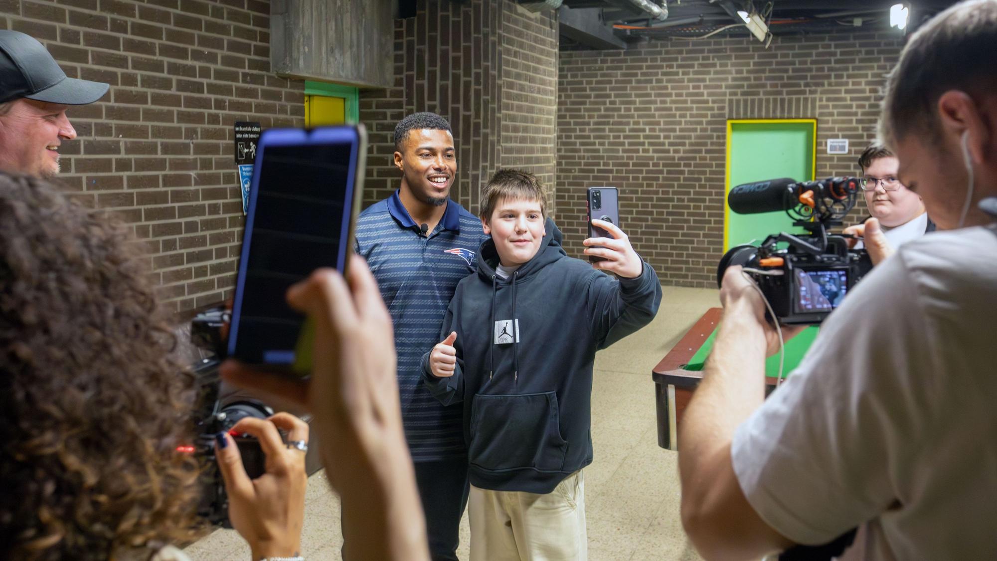 Marcus Jones von den New England Patriots zu Gast in der Glashütte