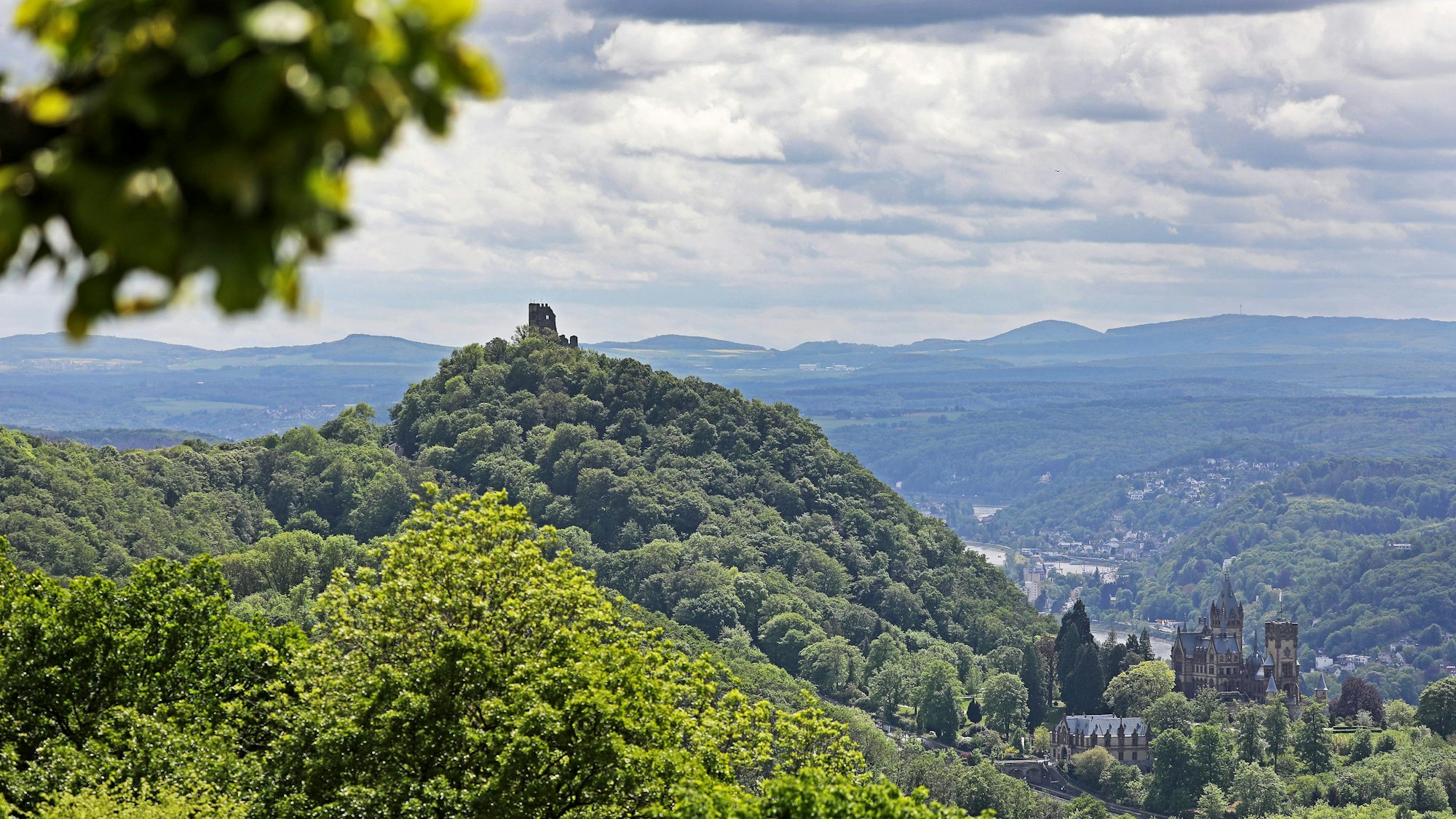 Schloss Drachenburg (r) und Burg Drachenfels sind oberhalb des Rheintals bei Königswinter vom Petersberg aus zu sehen.