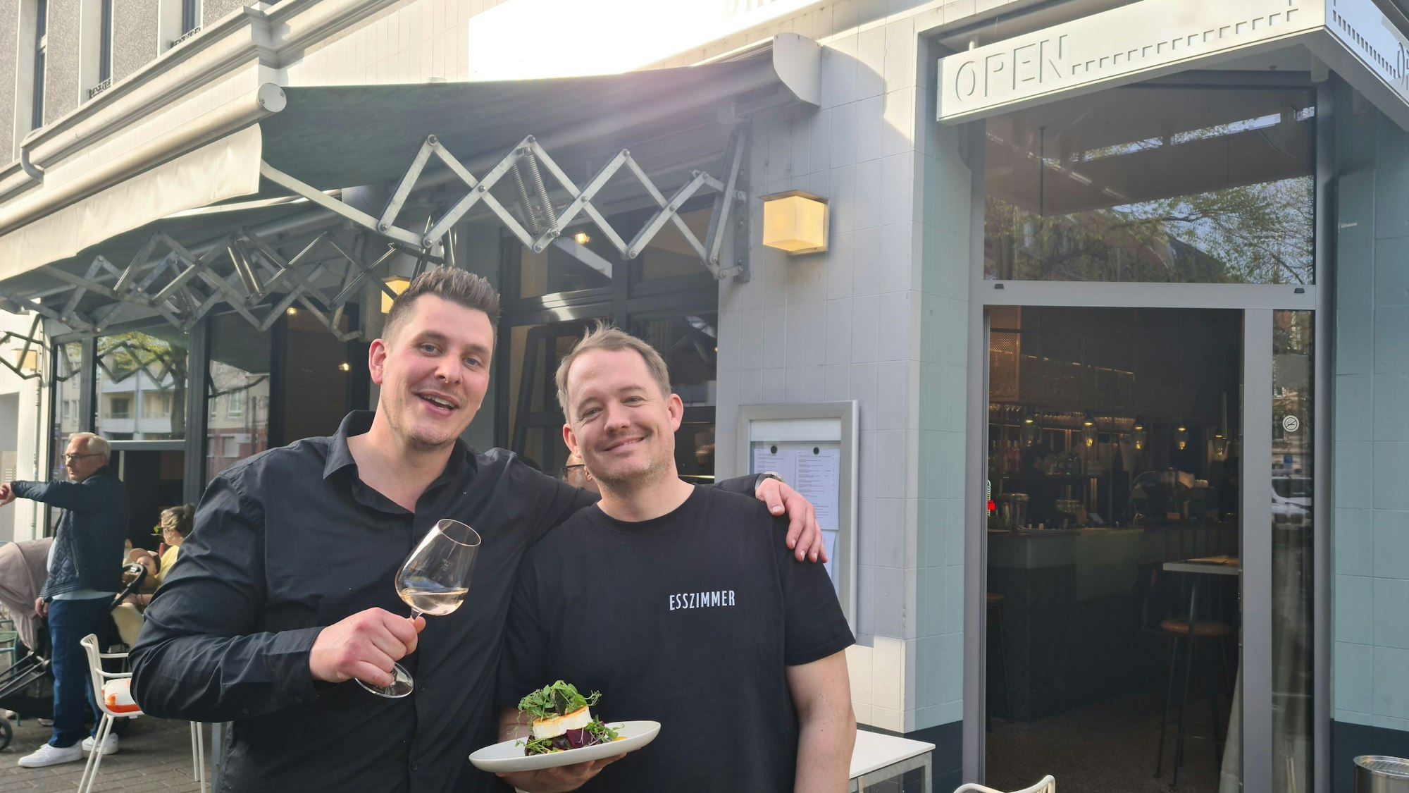 André Schneider und Alexander Marx (r.) sind die Betreiber von Karl's Weinbar an der Venloer Straße