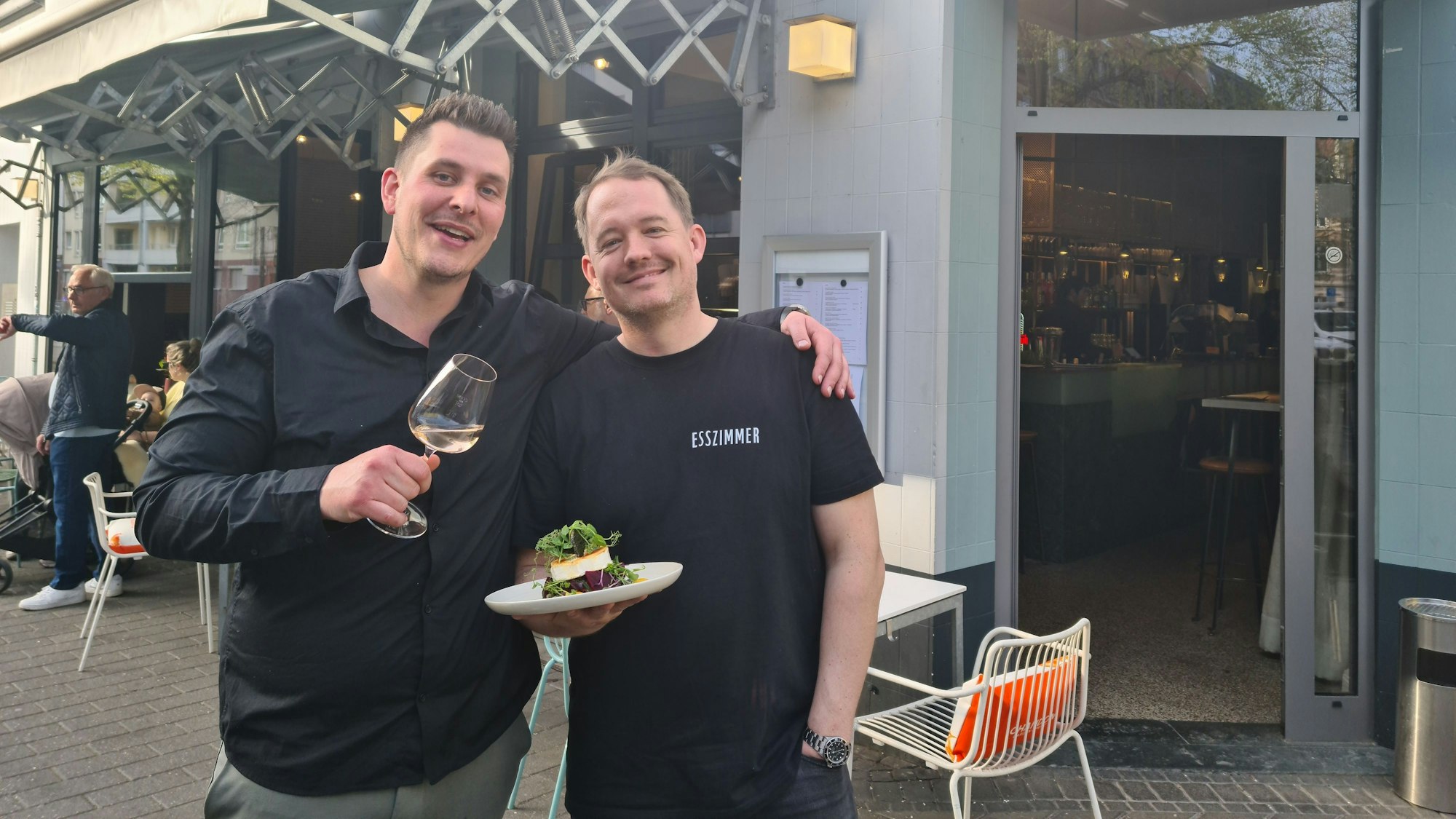 André Schneider und Alexander Marx (r.) sind die Betreiber von Karl's Weinbar an der Venloer Straße