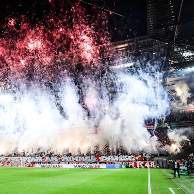 Fussball, DFB-Pokal Saison 2024/2025 Achtelfinale 1.FC Köln - Hertha BSC Berlin 04.12.2024, RheinEnergieSTADION Die Fans vom 1.FC Köln feuern vor dem DFB Pokal Spiel gegen Hertha BSC Berlin Feuerwerk und Pyro ab Köln RheinEnergieSTADION Nordrhein-Westfahlen Deutschland *** Sport, Football, DFB Pokal Season 2024 2025 Round of 16 1 FC Köln Hertha BSC Berlin 04 12 2024, RheinEnergieSTADION The fans of 1 FC Köln fire off fireworks and pyro before the DFB Pokal match against Hertha BSC Berlin Cologne RheinEnergieSTADION North Rhine-Westphalia Germany