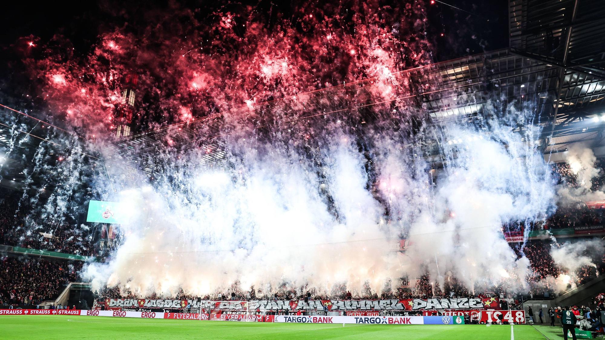 Fussball, DFB-Pokal Saison 2024/2025 Achtelfinale 1.FC Köln - Hertha BSC Berlin 04.12.2024, RheinEnergieSTADION Die Fans vom 1.FC Köln feuern vor dem DFB Pokal Spiel gegen Hertha BSC Berlin Feuerwerk und Pyro ab Köln RheinEnergieSTADION Nordrhein-Westfahlen Deutschland *** Sport, Football, DFB Pokal Season 2024 2025 Round of 16 1 FC Köln Hertha BSC Berlin 04 12 2024, RheinEnergieSTADION The fans of 1 FC Köln fire off fireworks and pyro before the DFB Pokal match against Hertha BSC Berlin Cologne RheinEnergieSTADION North Rhine-Westphalia Germany