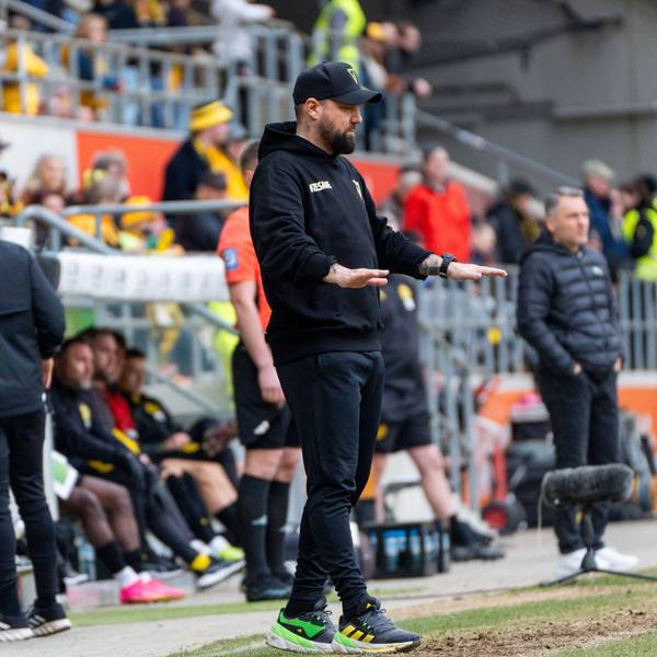 Ein Fußballtrainer versucht, seine Mannschaft zu beruhigen.