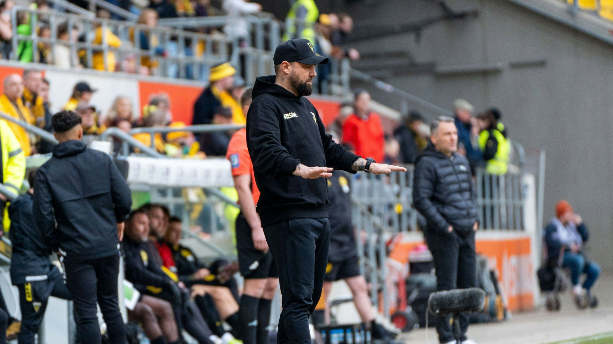 Ein Fußballtrainer versucht, seine Mannschaft zu beruhigen.