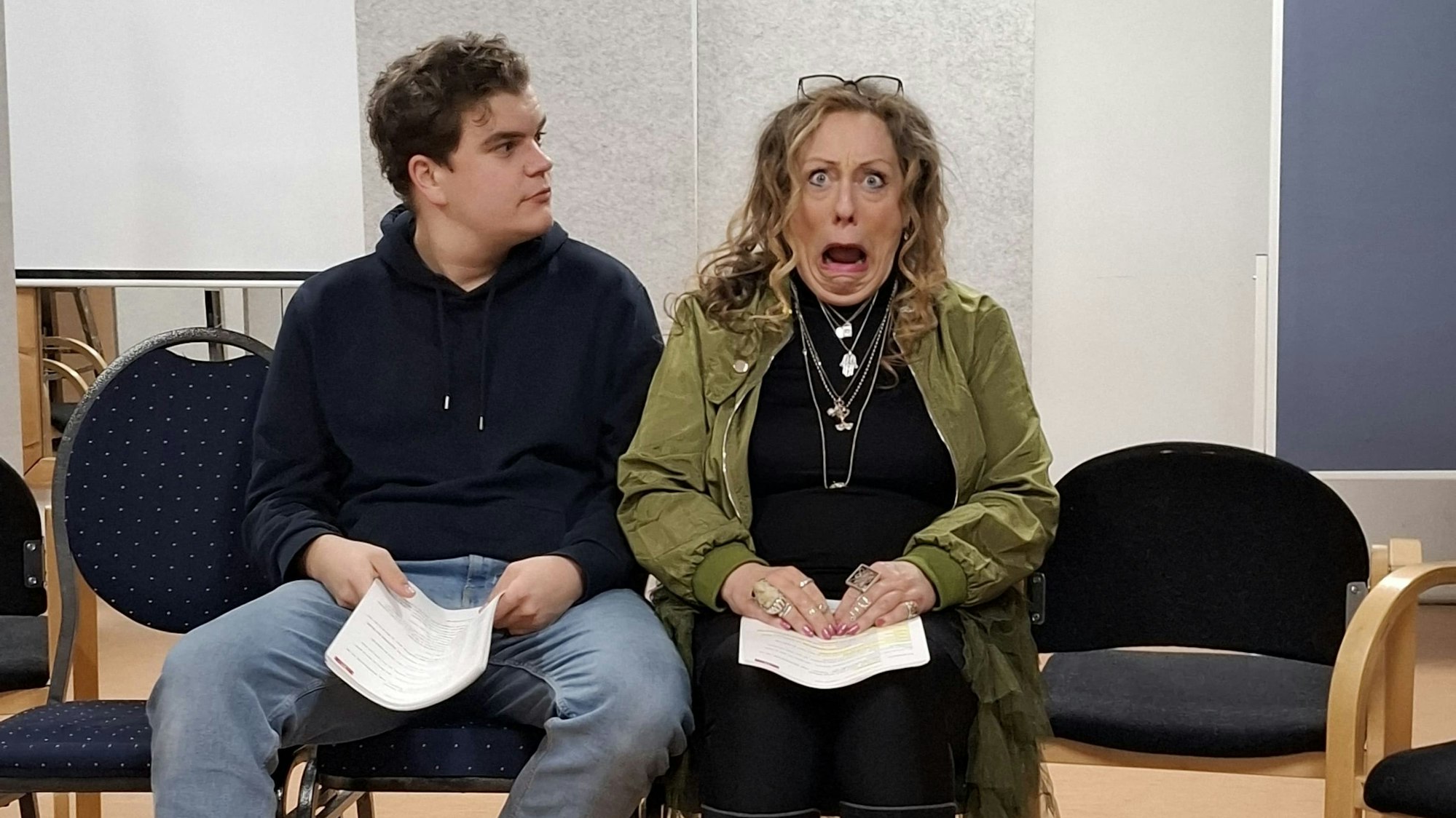 Das Bild zeigt zwei Schauspieler des Ensembles bei einer Probe.