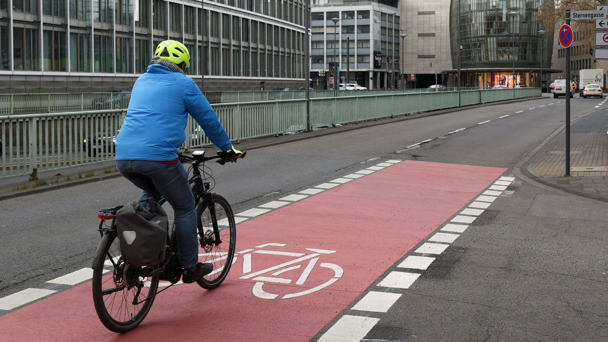 Das Foto zeigt einen Radweg.