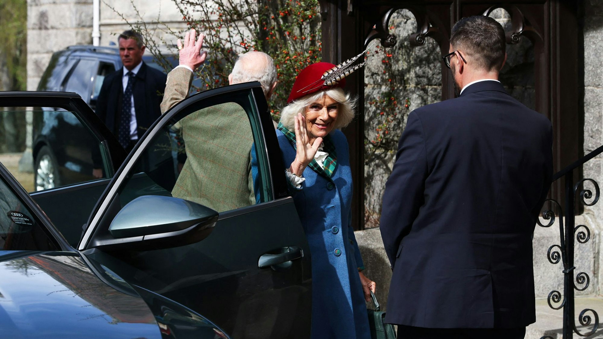 König Charles III. und Königin Camilla bei der Ankunft.