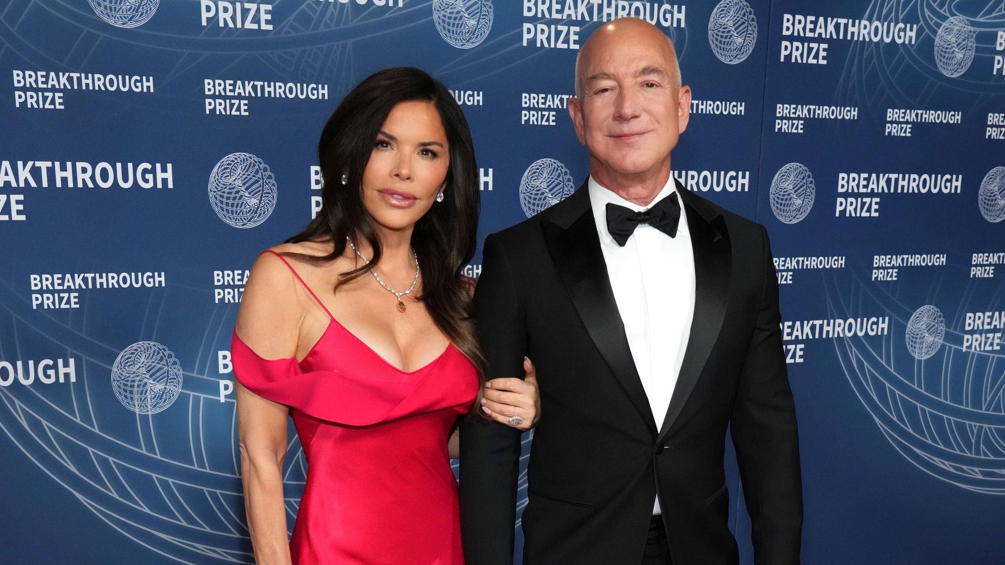 Schickt seine Verlobte Lauren Sanchez kurz vor der Hochzeit ins All: Jeff Bezos.
