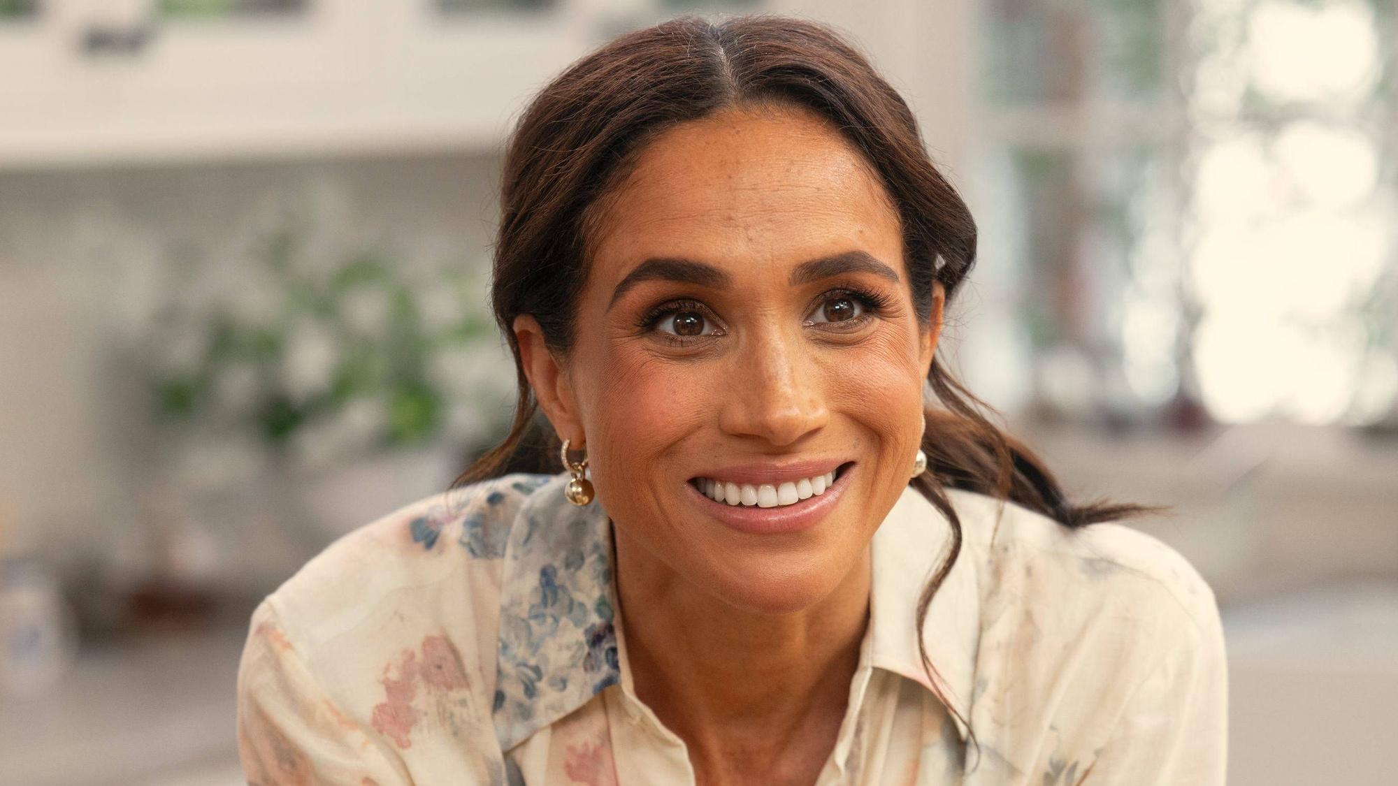 Meghan lacht in einer Szene aus der Lifestyle-Serie „With Love, Meghan“ auf Netflix.