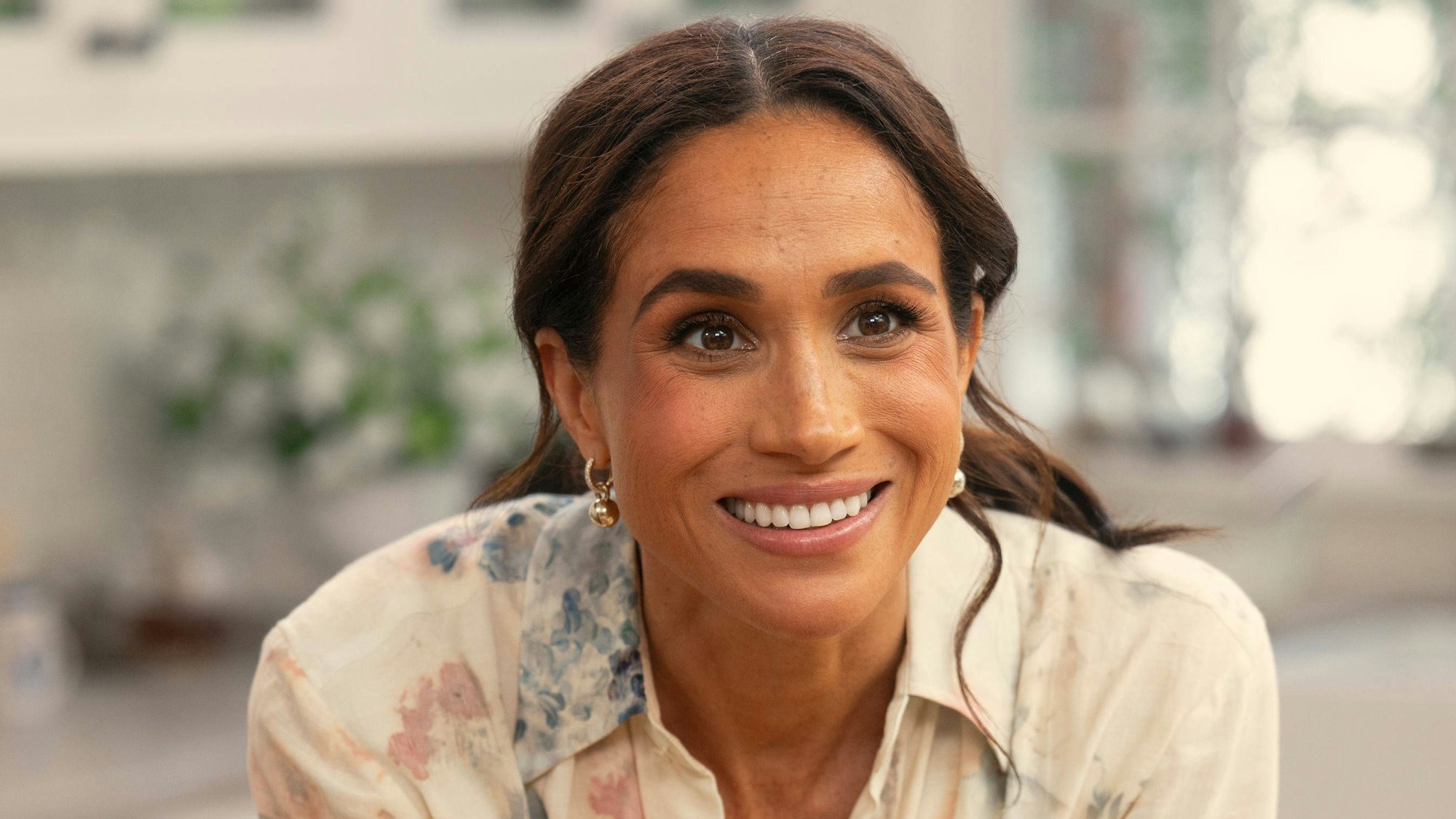 Meghan lacht in einer Szene aus der Lifestyle-Serie „With Love, Meghan“ auf Netflix.