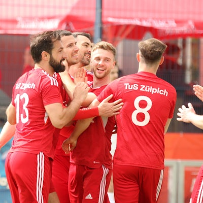 Das Bild zeigt einige Zülpicher Spieler, die sich über ein Tor freuen.