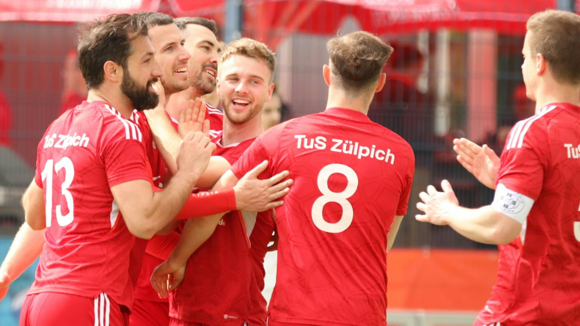 Das Bild zeigt einige Zülpicher Spieler, die sich über ein Tor freuen.