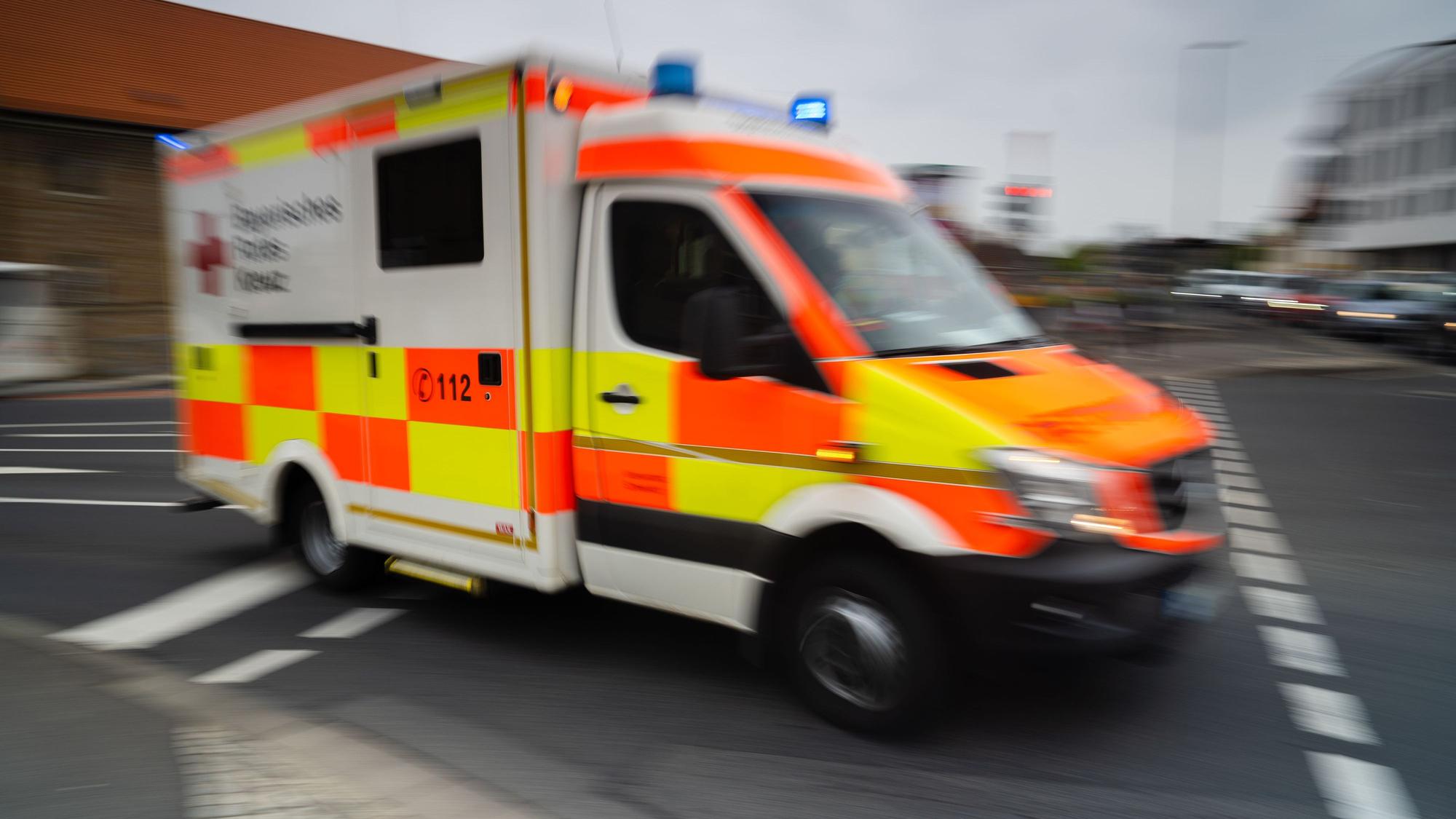 Ein Rettungswagen fährt mit Blaulicht durch eine Straße. (Symbolfoto)