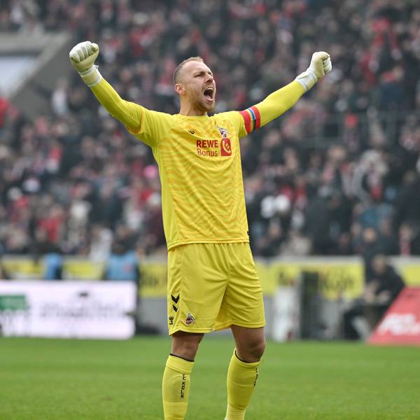 Jubel Torwart Marvin Schwäbe 1.FC Koeln nach dem Abpfiff 09.02.2025, Fussball 2. Bundesliga, 21. Spieltag, Saison 2024/2025 1. FC Köln - FC Schalke 04 Koeln Rhein Energie Stadion Nordrhein Westfalen Deutschland *** Cheering goalkeeper Marvin Schwäbe 1 FC Köln after the final whistle 09 02 2025, Soccer 2 Bundesliga, 21 Matchday, Season 2024 2025 1 FC Köln FC Schalke 04 Koeln Rhein Energie Stadion Nordrhein Westfalen Germany Team2