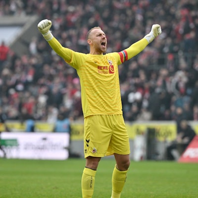 Jubel Torwart Marvin Schwäbe 1.FC Koeln nach dem Abpfiff 09.02.2025, Fussball 2. Bundesliga, 21. Spieltag, Saison 2024/2025 1. FC Köln - FC Schalke 04 Koeln Rhein Energie Stadion Nordrhein Westfalen Deutschland *** Cheering goalkeeper Marvin Schwäbe 1 FC Köln after the final whistle 09 02 2025, Soccer 2 Bundesliga, 21 Matchday, Season 2024 2025 1 FC Köln FC Schalke 04 Koeln Rhein Energie Stadion Nordrhein Westfalen Germany Team2