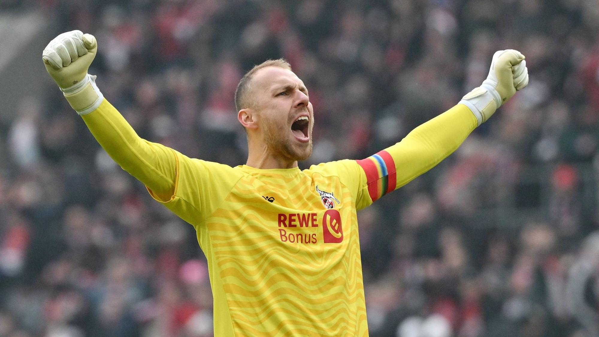 Jubel Torwart Marvin Schwäbe 1.FC Koeln nach dem Abpfiff 09.02.2025, Fussball 2. Bundesliga, 21. Spieltag, Saison 2024/2025 1. FC Köln - FC Schalke 04 Koeln Rhein Energie Stadion Nordrhein Westfalen Deutschland *** Cheering goalkeeper Marvin Schwäbe 1 FC Köln after the final whistle 09 02 2025, Soccer 2 Bundesliga, 21 Matchday, Season 2024 2025 1 FC Köln FC Schalke 04 Koeln Rhein Energie Stadion Nordrhein Westfalen Germany Team2