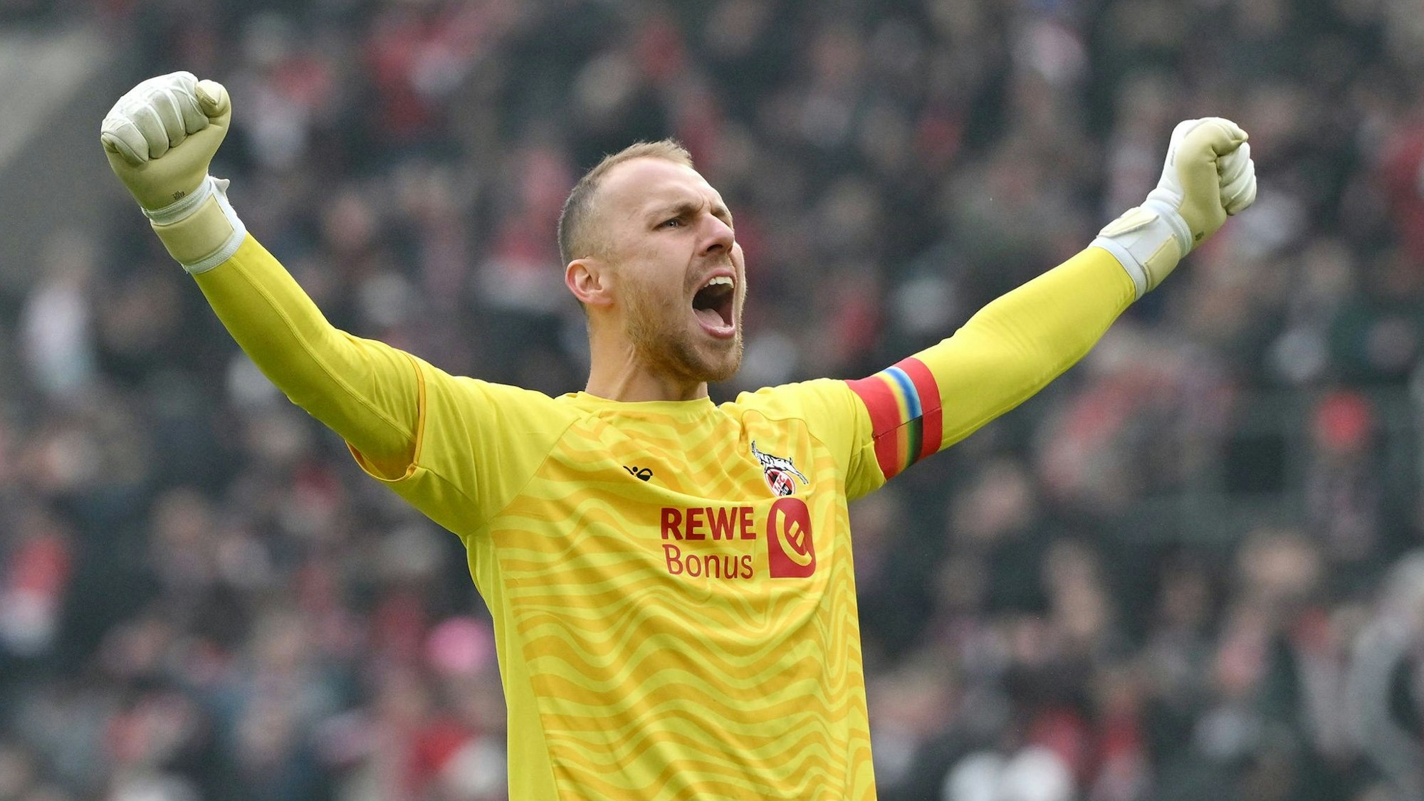 Jubel Torwart Marvin Schwäbe 1.FC Koeln nach dem Abpfiff 09.02.2025, Fussball 2. Bundesliga, 21. Spieltag, Saison 2024/2025 1. FC Köln - FC Schalke 04 Koeln Rhein Energie Stadion Nordrhein Westfalen Deutschland *** Cheering goalkeeper Marvin Schwäbe 1 FC Köln after the final whistle 09 02 2025, Soccer 2 Bundesliga, 21 Matchday, Season 2024 2025 1 FC Köln FC Schalke 04 Koeln Rhein Energie Stadion Nordrhein Westfalen Germany Team2