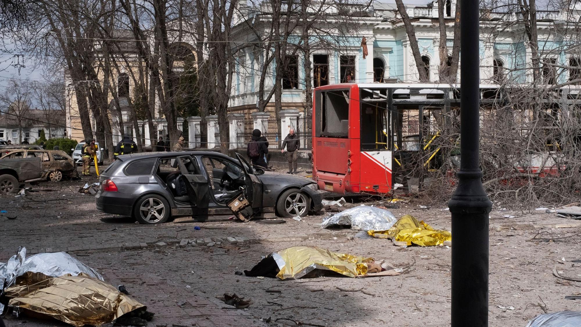 13.04.2025, Ukraine, Sumy: Nach einem russischen Raketenangriff liegen Leichen auf dem Boden. Foto: Volodymyr Hordiienko/AP/dpa +++ dpa-Bildfunk +++