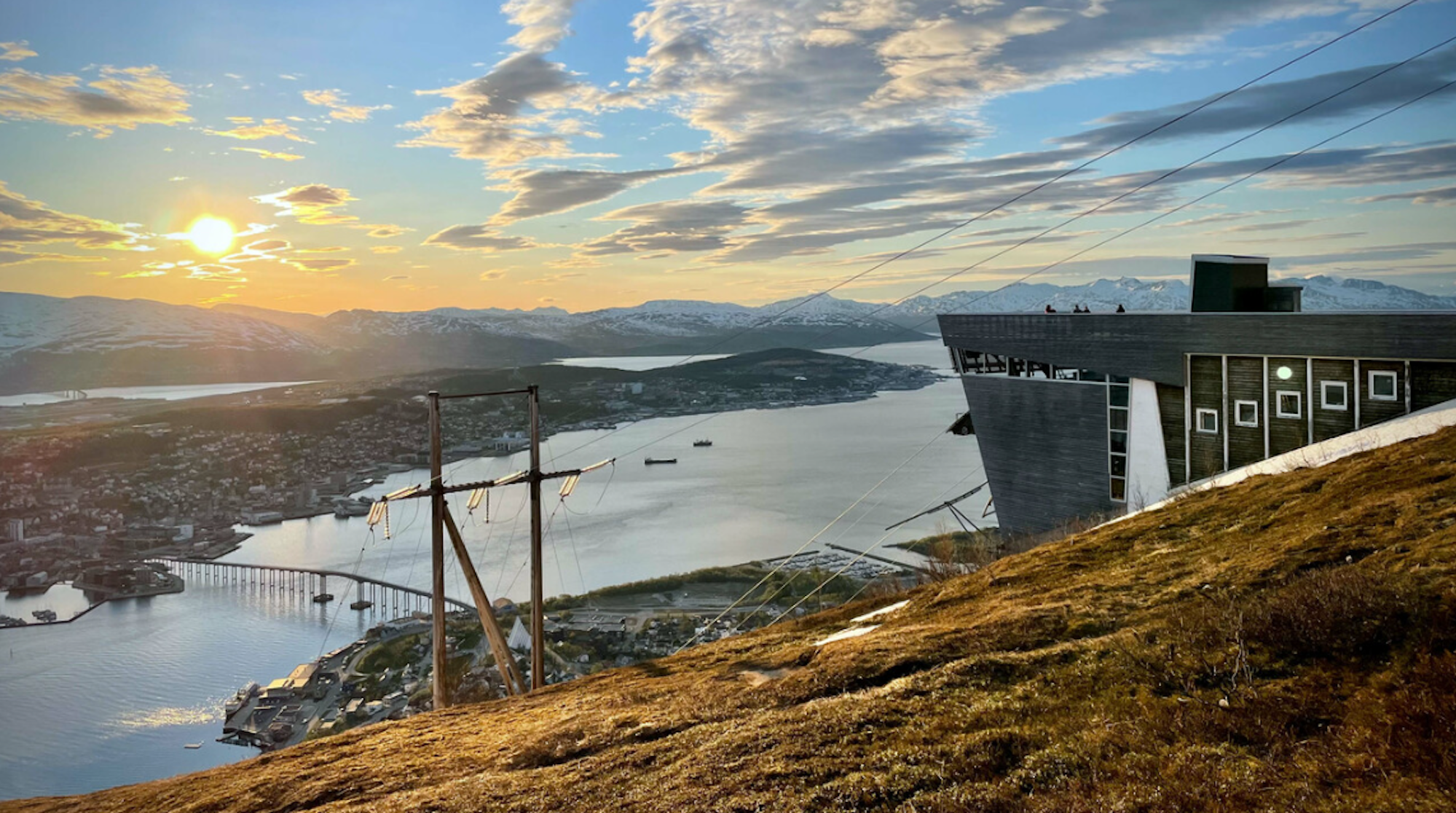 Bild von der Seilbahn Fjellheisen, die Besucher auf den Storsteinen, Tromsøs Hausberg bringt.