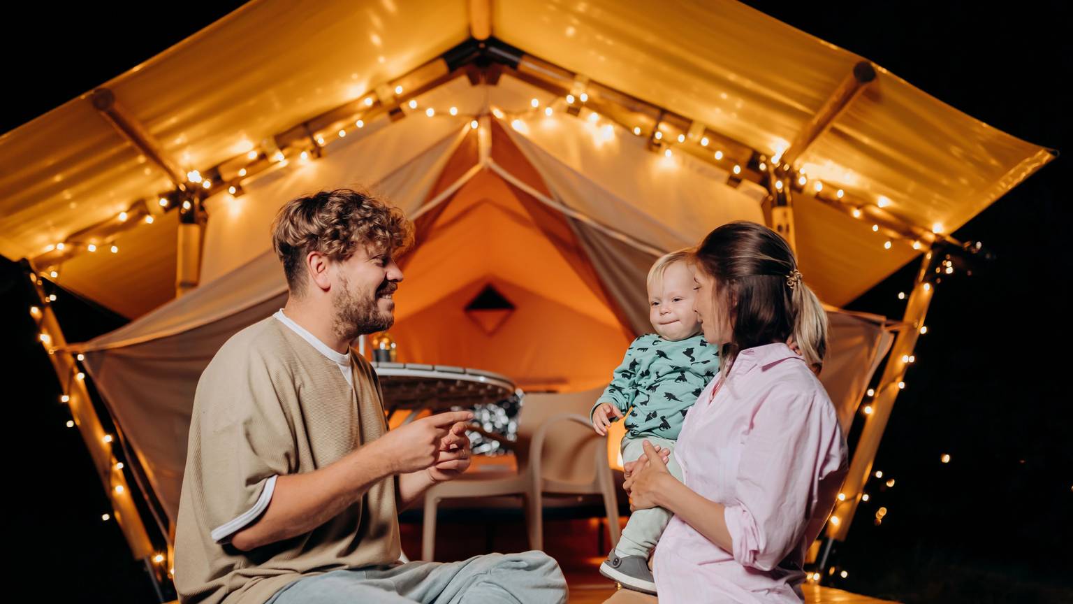 Eine Familie genießt ihr Glamping-Erlebnis.