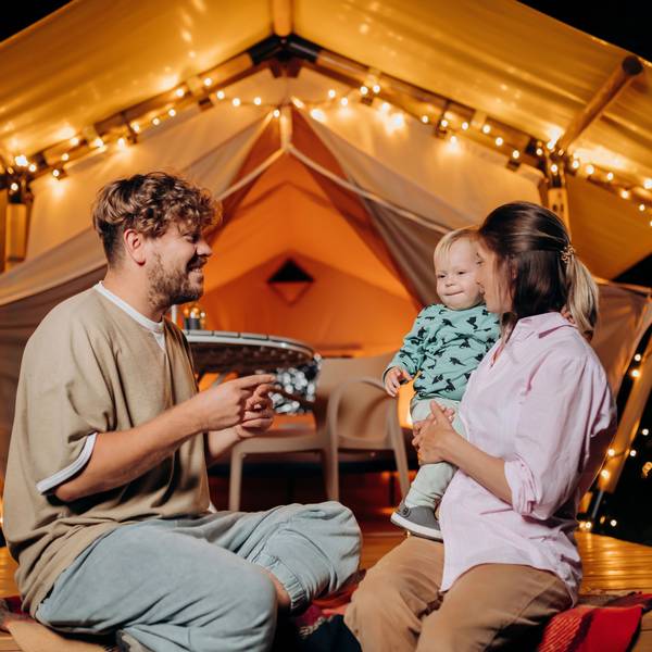 Eine Familie genießt ihr Glamping-Erlebnis.
