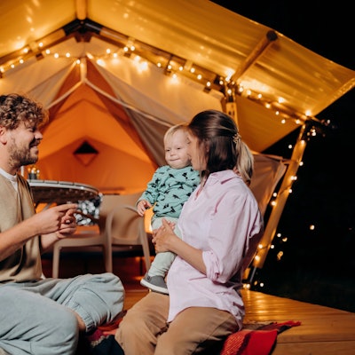 Eine Familie genießt ihr Glamping-Erlebnis.