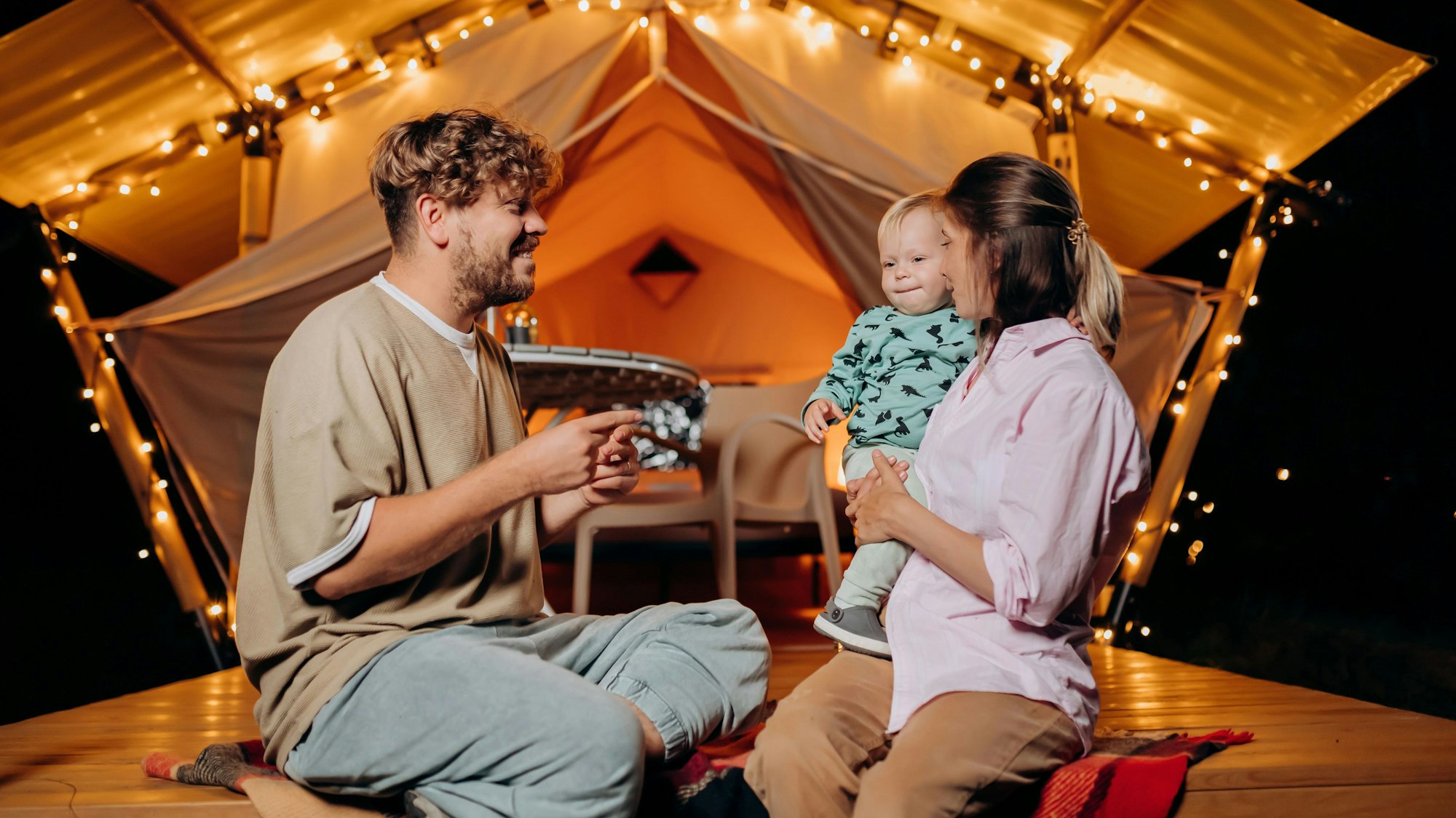 Eine Familie genießt ihr Glamping-Erlebnis.