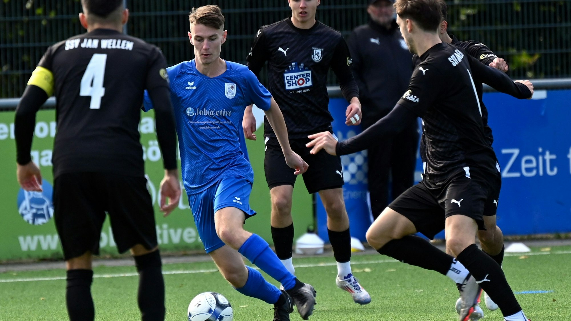 06.10.2024, Fussball-Bergfried Leverkusen-Jan Wellem GLadbach
mitte: Jan Fromke (Leverkusen)
Foto: Uli Herhaus