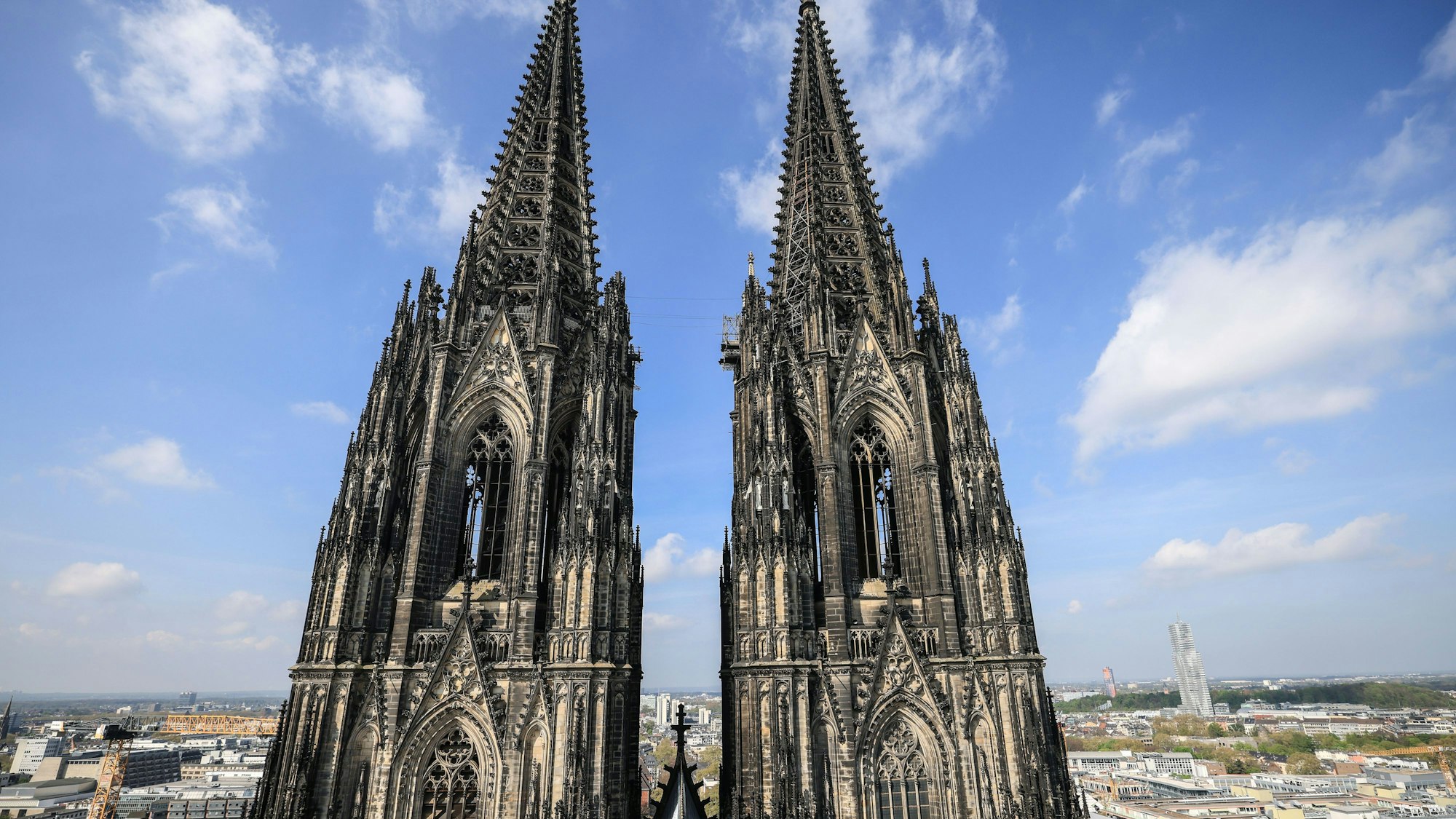 Die Kletteraktionen auf der Kathedrale hatte sich in der Nacht auf Sonntag abgespielt. Dombaumeister Peter Füssenich verurteilte die Aktion.