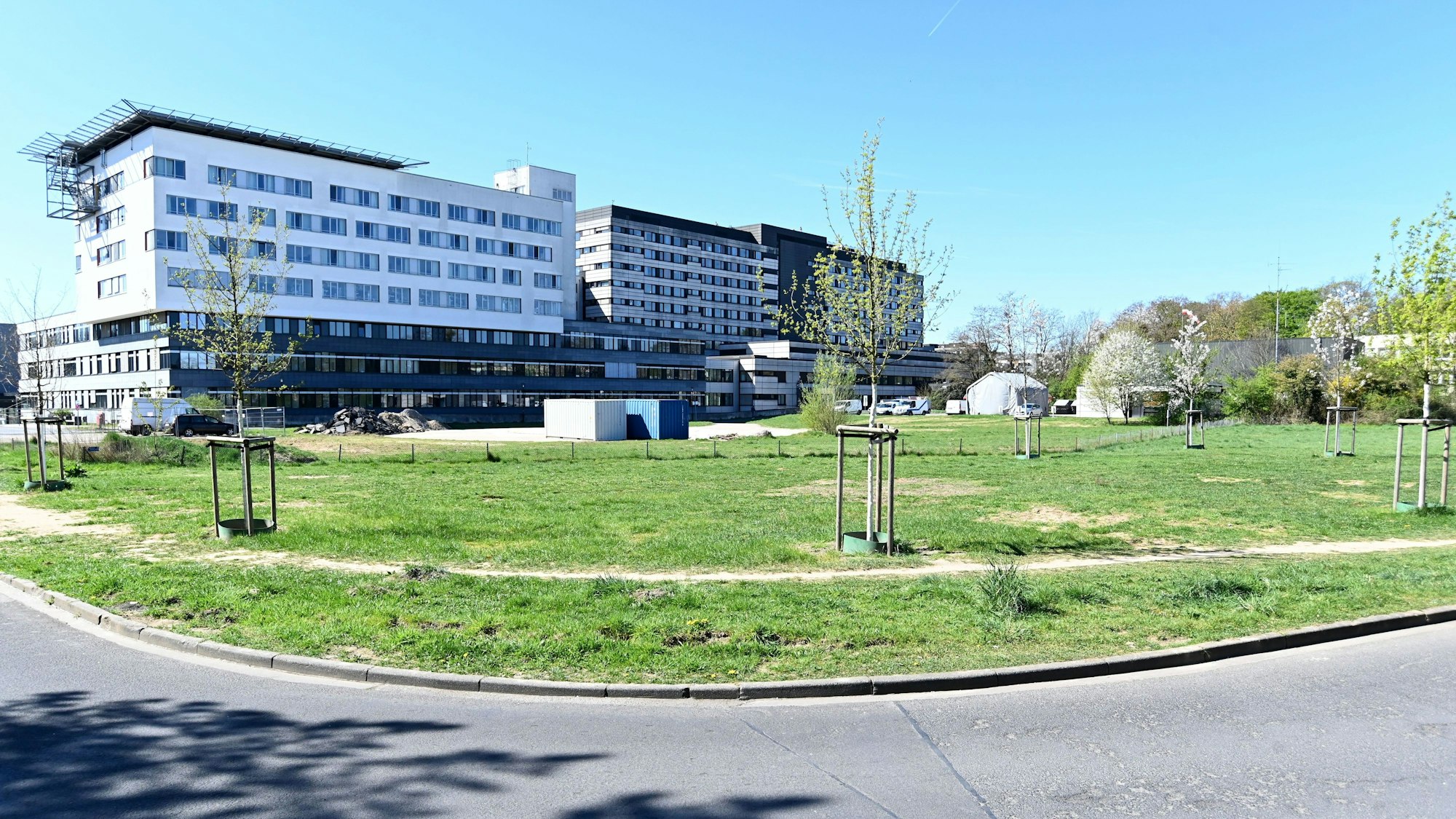 Auf dieser Wiese vor dem Krankenhaus Merheim sollen die neuen Gebäude der Kliniken Köln entstehen – und darunter eine Tiefgarage, die im Notfall schnell in ein Krisenzentrum umgewandelt werden kann.